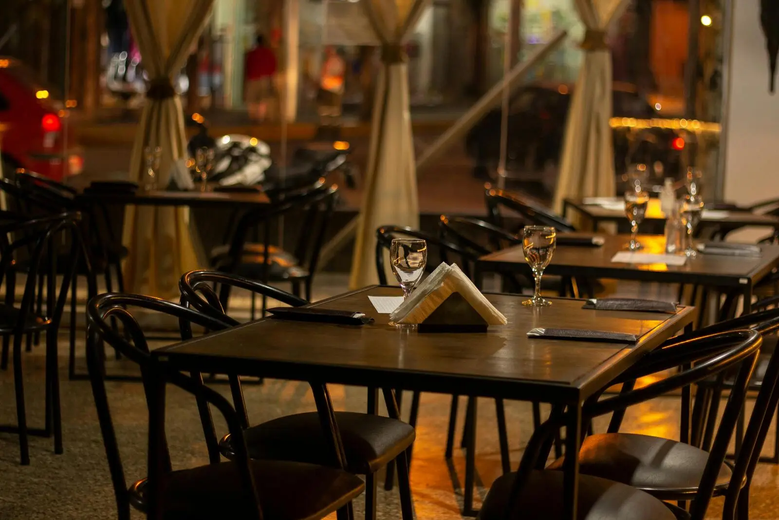 Elegancka sala restauracyjna OakBarrelHouse z ciepłym oświetleniem