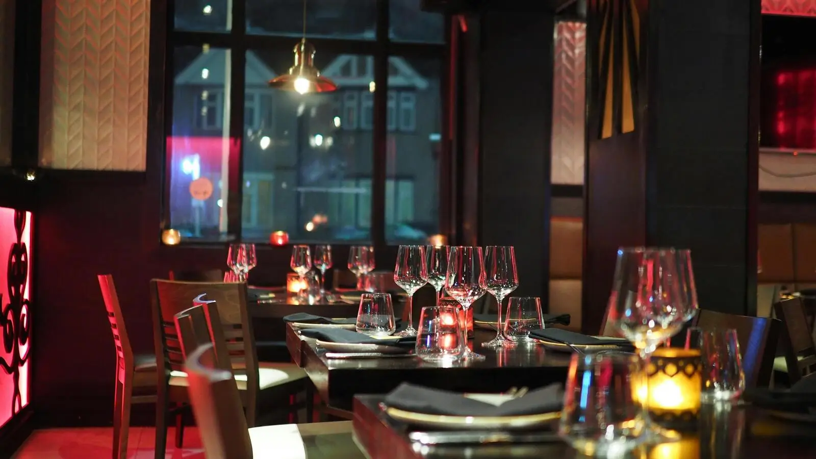 Wieczorna atmosfera restauracji OakBarrelHouse