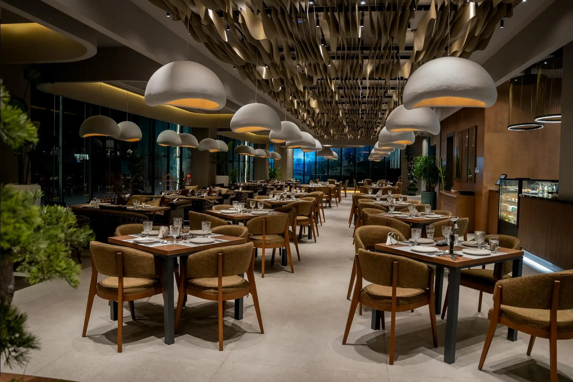 Elegancka sala restauracyjna OakBarrelHouse z nastrojowym oświetleniem i strefą lounge