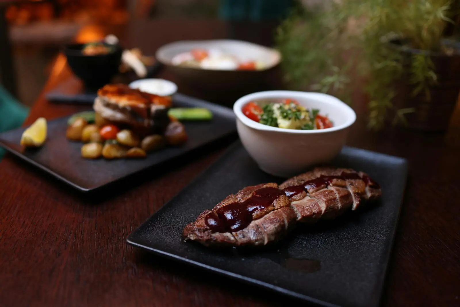 Elegancko podane dania w restauracji OakBarrelHouse