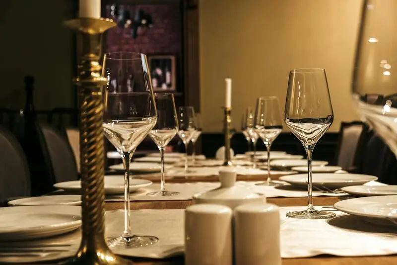 Kameralna kolacja w eleganckim wnętrzu restauracji