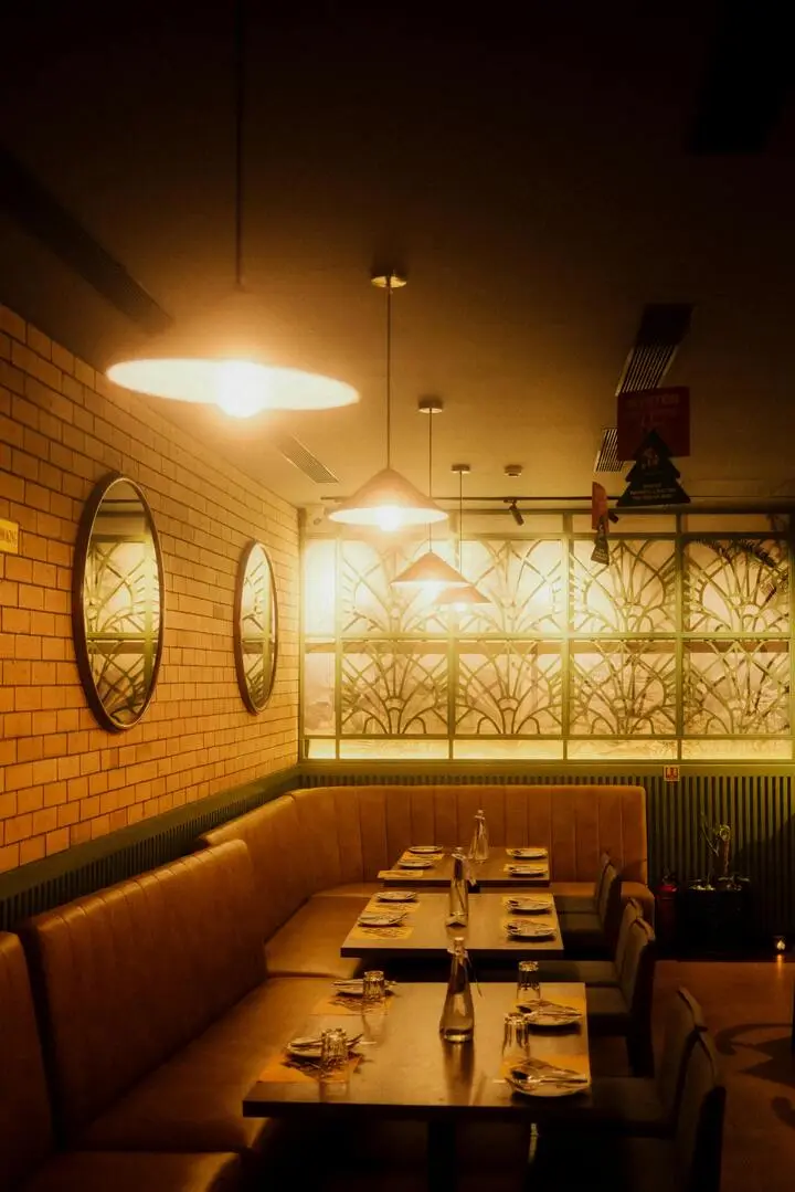 Atmosfera restauracji OakBarrelHouse podczas wieczoru